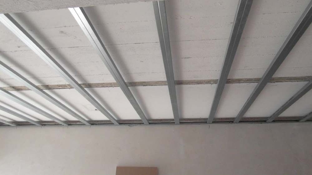 Installation d’une ossature métallique pour la pose d’un faux plafond en placo – Travaux de plâtrerie AK Rénovation dans le Pays de Gex