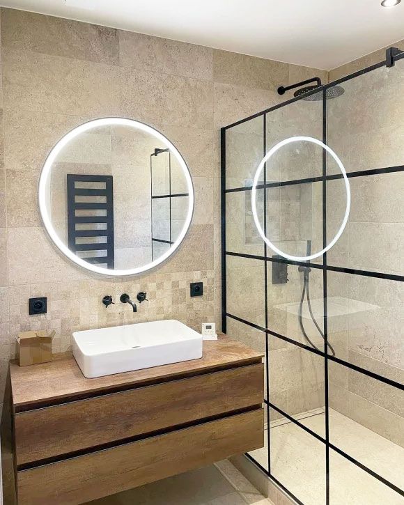 Rénovation d’une salle de bain moderne avec douche à l’italienne, verrière style industriel et meuble en bois – Travaux réalisés par AK Rénovation dans le Pays de Gex